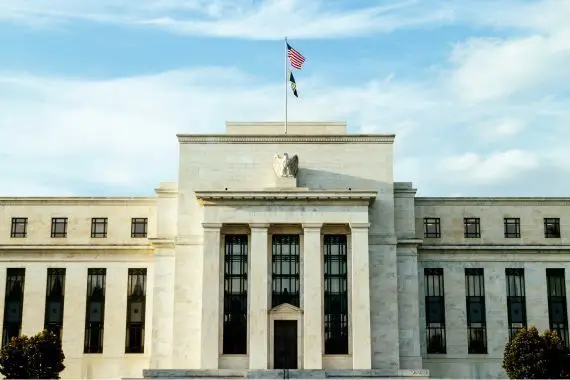 La Fed garde ses taux stables, mais anticipe une nouvelle hausse